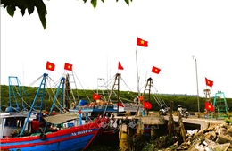 Cờ Tổ quốc rực sắc đỏ điểm tô các tuyến đường miền biển Nghệ An 
