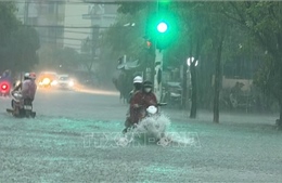 Mưa lớn gây ngập cục bộ nhiều tuyến đường trung tâm thành phố Đồng Hới