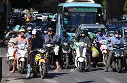 Người dân Hà Nội chống chọi với nắng nóng đỉnh điểm
