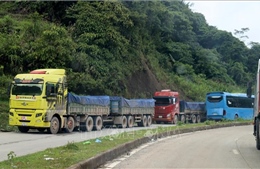 Lỗ hổng trong quản lý, kiểm soát xe &#39;hai khúc&#39; biển số Lào - Bài 2: Thiếu công bằng trong cạnh tranh