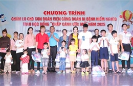 Trao học bổng &#39;Chắp cánh ước mơ&#39; cho con công nhân có hoàn cảnh đặc biệt khó khăn