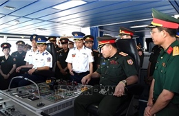 Đoàn sĩ quan trẻ Quân đội nhân dân Lào thăm Bộ Tư lệnh Vùng Cảnh sát biển 2