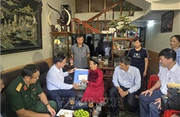 Phó Chủ tịch Quốc hội Nguyễn Khắc Định thăm, tặng quà gia đình chính sách