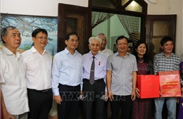 Phó Thủ tướng Bùi Thanh Sơn thăm, tặng quà gia đình người có công tại Huế