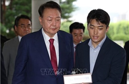 Tòa án Hàn Quốc ra lệnh cưỡng chế cựu Tổng thống Yoon Suk Yeol tới thẩm vấn