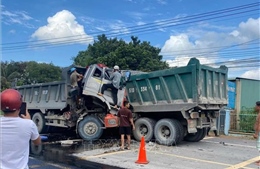 Hai xe tải va chạm trực diện, một lái xe tử vong