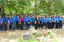 Rộn ràng mùa du lịch về nguồn