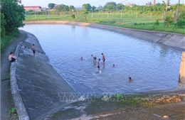 Cảnh báo nguy cơ đuối nước khi trẻ tự ý tắm sông