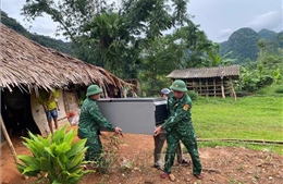 Ứng phó với bão số 5: Căng mình xuyên đêm hỗ trợ di dời, sơ tán dân đến nơi an toàn