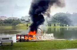 Đốt vàng mã làm cháy phụ kiện trang trí cầu chữ Y ở hồ Xuân Hương