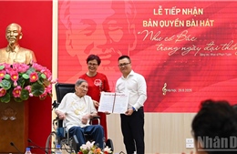 Trao tặng bản quyền bài hát &#39;Như có Bác trong ngày đại thắng&#39; cho Báo Nhân Dân