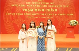 Lưu học sinh Việt Nam tại Trung Quốc hào hứng với mô hình 3D &#39;Bác Hồ đọc Tuyên ngôn Độc lập&#39; của TTXVN