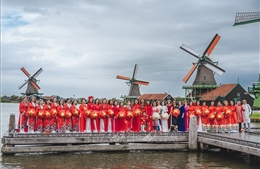 &#39;Việt phục bộ hành - lan tỏa tinh thần ngày hội non sông&#39; tại Hà Lan