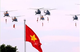 Màn trình diễn của các biên đội máy bay mở đầu chương trình diễu binh A80