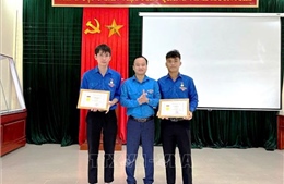 Trao huy hiệu &#39;Tuổi trẻ dũng cảm&#39; tặng đoàn viên thanh niên cứu người đuối nước