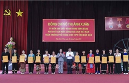 Phó Chủ tịch nước trao học bổng cho học sinh nghèo vượt khó tỉnh Điện Biên