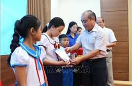 Trao tặng học bổng &#39;Thắp sáng ước mơ&#39; cho thanh thiếu nhi tỉnh Quảng Ngãi
