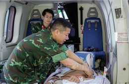 Xuyên đêm đưa bệnh nhân bằng trực thăng từ đảo Thuyền Chài về đất liền điều trị 