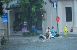 Mưa lớn dồn dập kéo dài tiếp tục nhấn chìm nhiều tuyến phố ở Hà Nội 