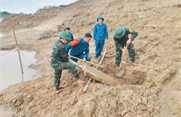 Hủy nổ thành công quả bom 340 kg phát hiện bên bờ sông Lam