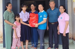 "Mẹ đỡ đầu" nâng bước trẻ em khó khăn