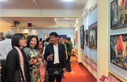Triển lãm &#39;Về miền đất đỏ&#39; tôn vinh nữ họa sĩ ba miền