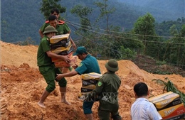 Băng rừng, vượt sông mang lương thực đến cho đồng bào bị cô lập do mưa lũ, sạt lở