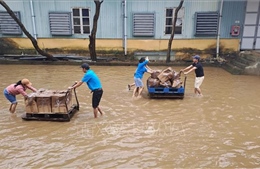 Người dân Huế chủ động, kiên cường trước nước lũ vẫn bao vây