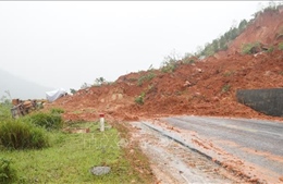 Hà Tĩnh sạt lở nhiều vị trí trên các tuyến đường, tạm dừng khắc phục để bảo đảm an toàn