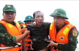 Cứu sống 8 ngư dân bị chìm tàu tại cửa biển Nhật Lệ