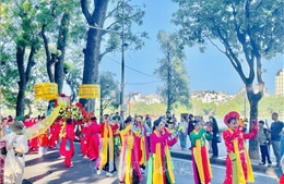 Diễu hành Áo dài và Tour &#39;Chạm thu Hà Nội&#39;