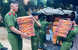 Gấp rút vận chuyển hàng hóa, phát lương thực cho người dân vùng lũ, bị cô lập