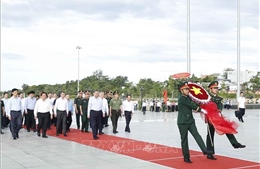 Tổng Bí thư Tô Lâm dâng hương tưởng niệm Chủ tịch Hồ Chí Minh và các Anh hùng liệt sĩ tại Phú Quốc