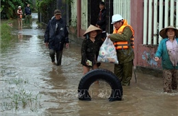 Chung tay hỗ trợ để người dân gượng dậy sau trận lũ lịch sử