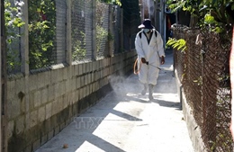 Khẩn trương phun hóa chất khử khuẩn, tiêu diệt mầm bệnh sau mưa lũ