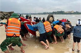 Cứu kịp thời 2 ngư dân gặp nạn trên vùng biển Quảng Trị