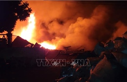 Hưng Yên: Đang cháy lớn tại xưởng gỗ và tái chế nhựa ở Lạc Đạo