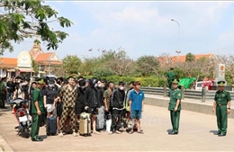 Công an tỉnh An Giang tiếp nhận 78 công dân Việt Nam do Campuchia trao trả