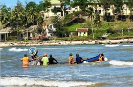 Hỗ trợ cứu kéo thuyền đánh cá bị chìm trên biển