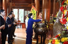 Phó Thủ tướng Phạm Thị Thanh Trà dâng hương tại Khu di tích Quốc gia đặc biệt Kim Liên 