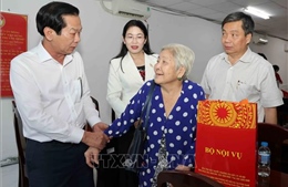 Bộ Nội vụ thăm, tặng quà Tết cho gia đình chính sách, người có công ở Cần Thơ