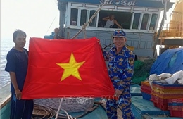 'Ngọn cờ vững chắc' của Đảng giữa trùng khơi