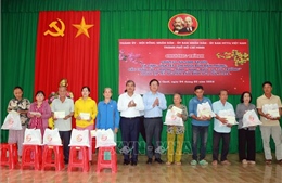Chúc Tết, tặng quà cho gia đình chính sách, hộ nghèo nhân dịp Tết Nguyên đán