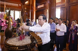 Chủ tịch Quốc hội Trần Thanh Mẫn dâng hương tưởng nhớ Chủ tịch Hồ Chí Minh tại Nghệ An