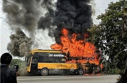 Hỏa hoạn thiêu rụi xe khách khi đang chờ đón công nhân
