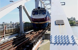 Thông tàu qua cầu Ghềnh sau sự cố sà lan đâm va