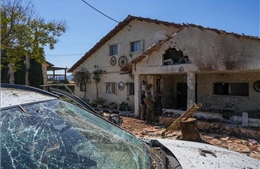 Hezbollah phóng hàng trăm rocket vào Israel 