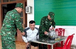 Quảng Trị: Tích cực tìm kiếm một ngư dân mất tích do thuyền bị sóng đánh chìm