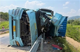 Xe container va chạm xe máy khiến 3 người tử vong