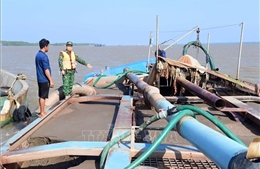 Liên tiếp phát hiện 3 tàu chở cát không rõ nguồn gốc  
